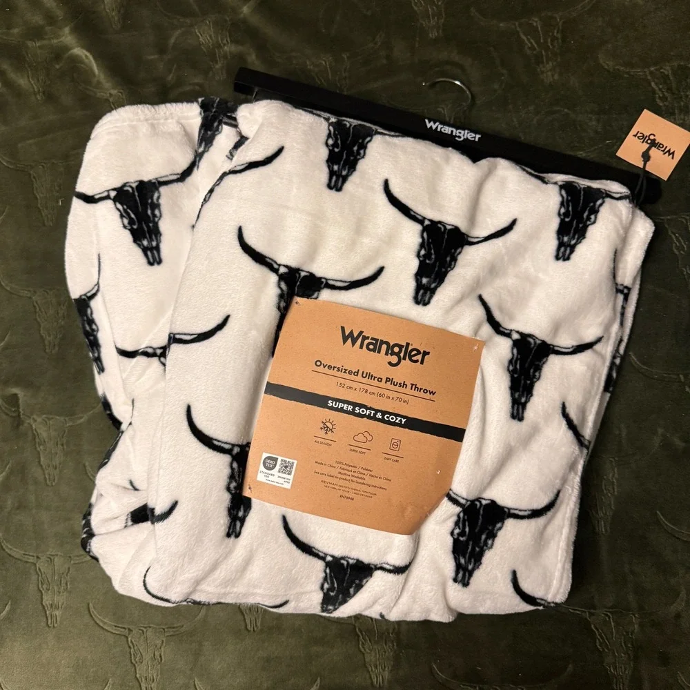 Wrangler Oversized Ultra Plush Throw Unisex 60x70 White New Longhorn Steer Skull